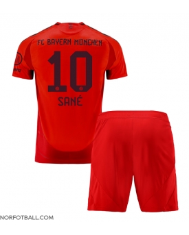Billige Fotballdrakt Bayern Munich Leroy Sane #10 Replika Hjemmedraktsett Barn 2024-25 Kortermet (med bukser)